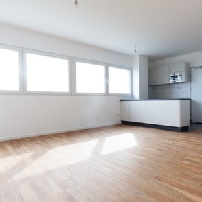 Cocina abierta al salón reformada en Valencia con iluminación LED integrada