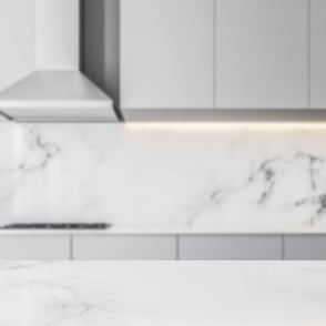 Cocina blanca reformada con acabados premium en Valencia centro