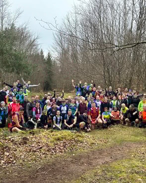 Groupe de coureurs en forêt