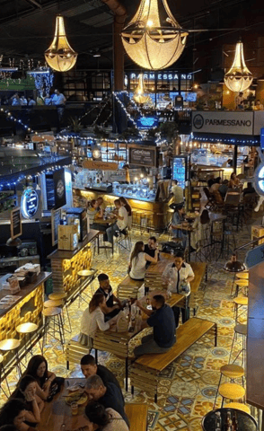 La vida nocturna de Medellín es vibrante y variada.