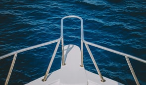 Proa de un barco mientras navega