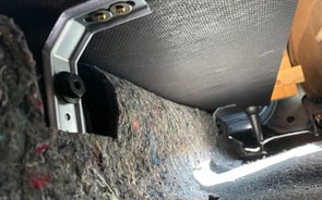 Bodenplatte mit der Karosserie im Dacia Dokker DIY Mini Camper verschrauben