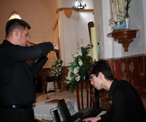 Piano y violín en ceremonia religiosa