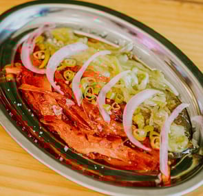 Escalivada con cebolla, pimientos y aceite de oliva en Santa Lola
