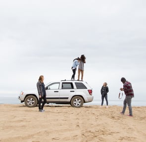 fotografando em carro na praia