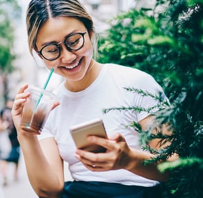 Kvinna läser på en smartphone