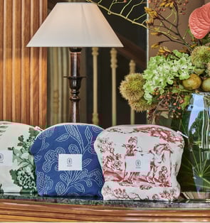 Pochettes ÉTOFÉ en tissu upcyclé, exposées dans un cadre hôtelier raffiné, motifs fleuris