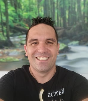 Co founder Kahn from SweetAz Co. - Pimp Your Party with a big smile taking a selfie