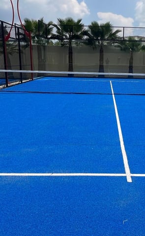 Pasto sintético de alta calidad instalado en una cancha de pádel en Guadalajara