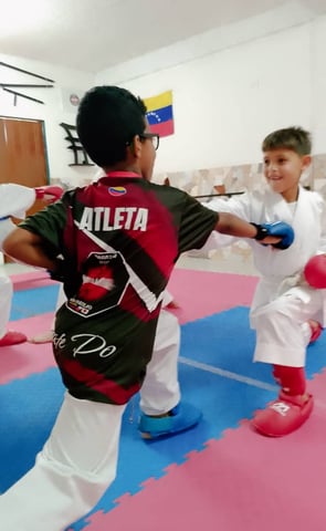 niños practicando karate deportivo en dojo Venezuela sede internacional