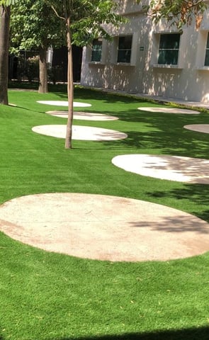 pasto sintetico instalado en el patio de una universidad