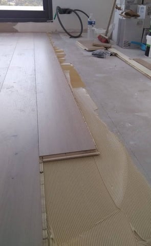 Sol en cours de rénovation avec des lames de parquet
