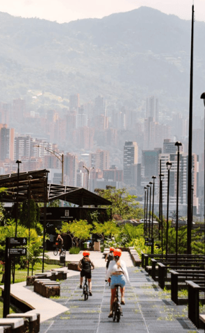 Paseo en bicicleta por Medellín, vibrante y moderna ciudad.