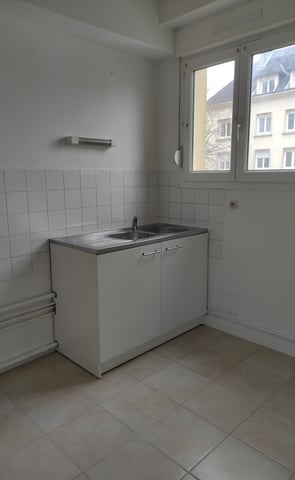 installation de l'évier et sa robinetterie et du meuble sous évier