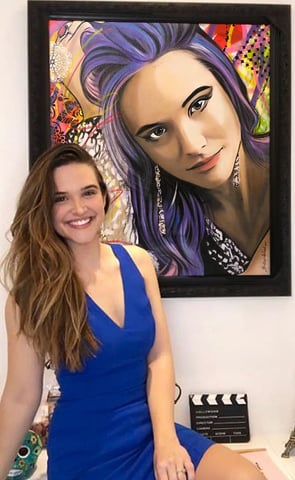 Atriz e modelo, Juliana Paiva, com sua pintura em Pop-Art.