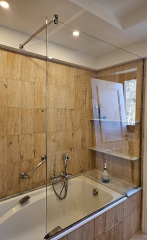 Photo de paroi de douche + double vitrage + fenêtre sur mesure + coulissant aluminium + verre