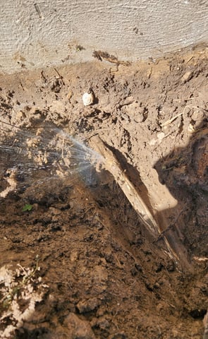 leak, main water leak, leak in yard, broken pipe, broken water main, plumbpros, plumbprostx