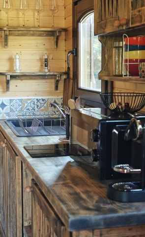 Intérieur de la roulotte, une cuisine aménagée, équipée