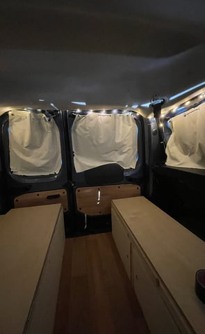timmungsvolle Lichterkette im dunklen Innenraum des Dacia Dokker Campers, sorgt für gemütliches Ambi