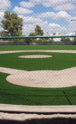 Pasto sintético instalado en una cancha de baseball en Guadalajara por Pasto Sintético Aldrete