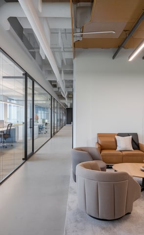 Espacio de trabajo colaborativo con iluminación natural.