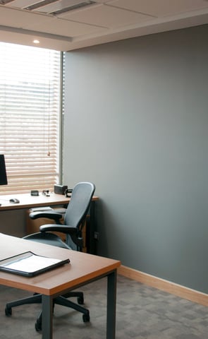 Remodelación de oficina abierta con divisiones de vidrio.