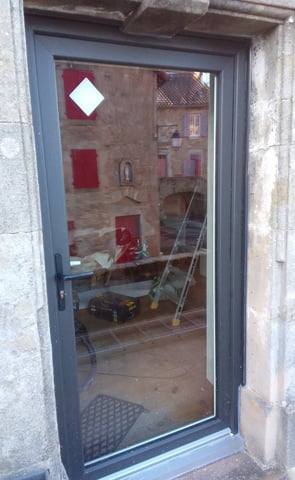 Pose d'une porte d'entrée vitrée - Millau