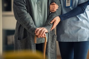 Adulto con ayuda especializada para su diario