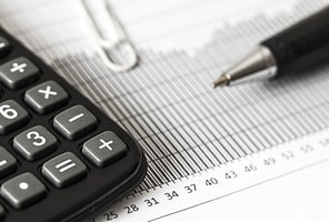 Taschenrechner, Millimeterpapier und Kugelschreiber