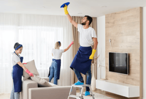 Equipo especializado de limpieza de propiedades, dejando la vivienda impecable