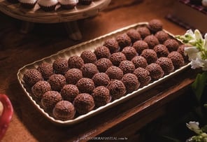 Deliciosos brigadeiros dispostos em uma bandeja, perfeitos para festas e celebrações. A combinação i