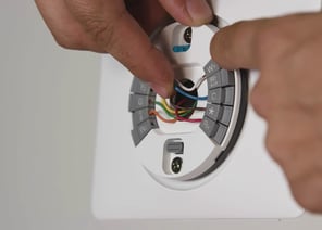 checking wire connection in a smart thermostat