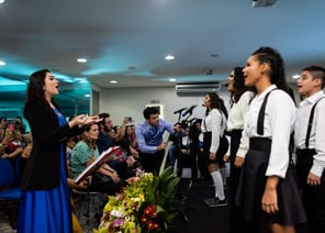 Jailana regendo um coral de jovens da escola sesc ceará