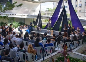 Jailana discursando na 2° feira de profissões - projeto na Escola Sesc Ceará