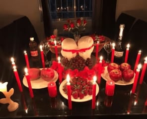 altar de amarre de amor con velas rojas encendidas
