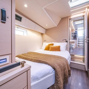 Jeanneau 65 guest cabin