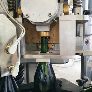 Machine automatique utilisée pour fixer le bouchon en liège
