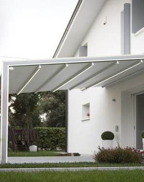 Stores extérieurs pour terrasse par MB2S Stores et signalétique