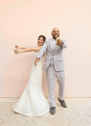 Pareja vestidos formales para una boda