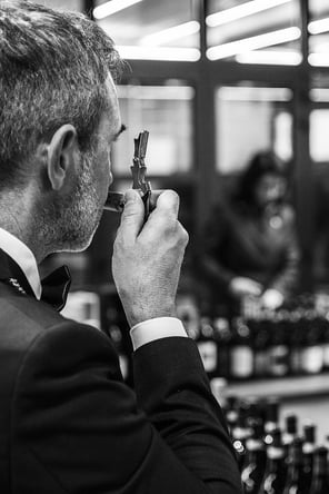 Sommelier die ruikt of een kurk geen trichloroanisole bevat ( TCA)