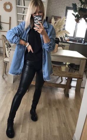 Chaqueta de jean con leggins de cuero y botas