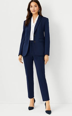 Mujer en traje formal