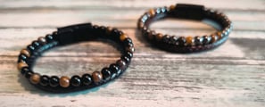 Bracelets homme en pierres naturelles : œil-de-tigre, onyx, lave.