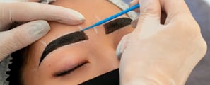 Design de Sobrancelhas com Henna em Joinville | Essence Podologia e Bem Estar