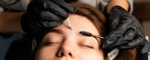 Design de Sobrancelhas em Joinville | Essence Podologia e Bem Estar