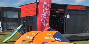 Wing foil nuomos įranga išdėliota prieš pamokas Svencelės pakrantėje