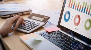 Participante completando una encuesta de satisfacción para evaluar la experiencia del cliente