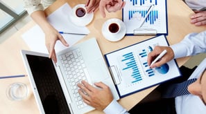 Análisis de datos de estudios de mercado para identificar tendencias y oportunidades de negocio