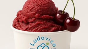 Helado artesanal de cereza en tarrina Ludovico con cerezas frescas