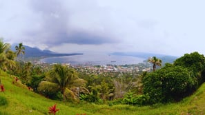 Vista do vulcão e mar em Rabaul.